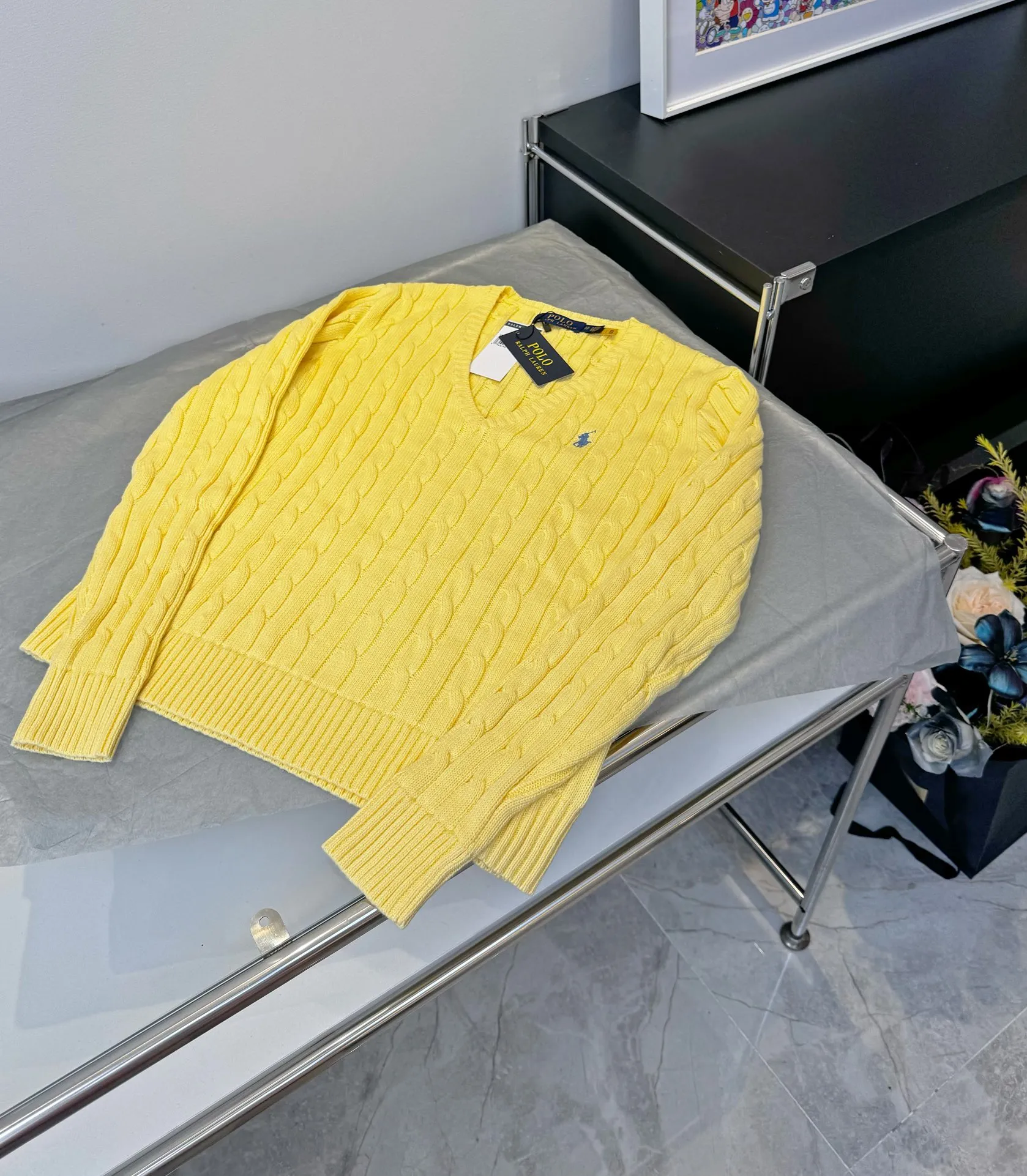 🅿️220 Style number: L04 (chick yellow) Ralph Lauren RL classic war horse logo embroidered cable pattern twist button V-neck knitted sweater on the chest, same style for men and women, 9 colors Color: beige, navy, black, chick yellow, sky blue, khaki, red, gray, purple Size: XSSML M Shoulder Width 36 Clothes Length 58 Bust 44 L Shoulder Width 37 Clothes Length 60 Bust 46 Soft and glutinous🧶🫶The style is a very classic cable sweater American retro college style Perfect hand comfort. It is a must-have item for spring, autumn and winter wardrobes. It looks great when worn alone or layered as an inner wear. High-density LOGO embroidery on the chest, and original customization of tag accessories. Made of pure cotton yarn 🧶 blended with wool, pure cotton is skin-friendly and comfortable, small label war horse embroidered twist turtleneck sweater 🐎 high quality. Follow the blogger to learn how to wear it! Let’s get a Ralph Lauren cable sweater. It’s a super hard-to-find series after it became popular. It’s hard to find one on the official website. It’s simple and practical to wear, with a lazy and loose feel. The thickened fabric has a more texture, soft and delicate feel, and a loose fit. Whether worn alone or layered, you can wear different styles of fashion with just one piece. ⚠️Contains wool products🦙 Pay attention to the washing method to avoid shrinkage